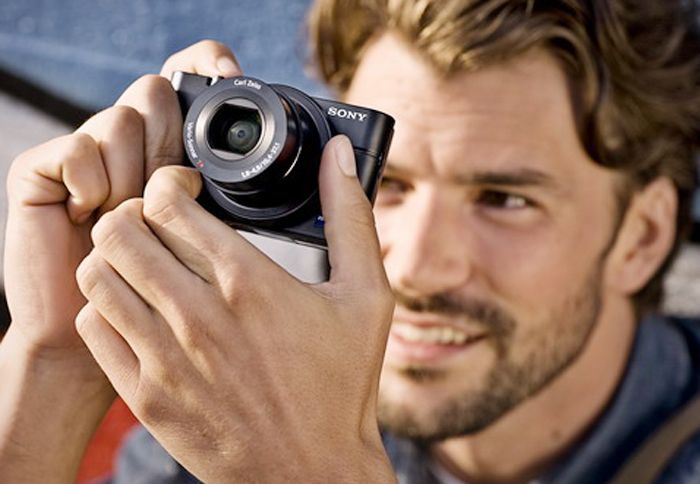 Η νέα ψηφιακή φωτογραφική μηχανή Cyber-shot™ DSC-RX100 συνδυάζει μοναδικά την υψηλή ποιότητα εικόνας με το μικρότερο όγκο.